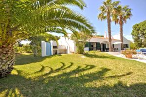 Close to Beaches andAmenities, Private Pool, Free AC and Wifi