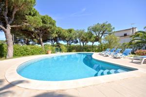 Close to Beaches andAmenities, Private Pool, Free AC and Wifi