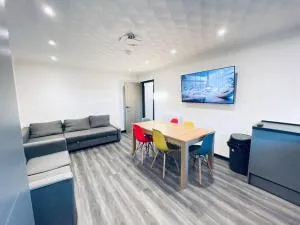 Burmer Central Bliss: Modern 3BR/1BA, Full Kitchen - Helpston