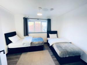 Burmer Central Bliss: Modern 3BR1BA, Full Kitchen