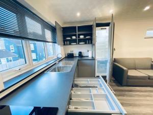 Burmer Central Bliss: Modern 3BR1BA, Full Kitchen