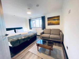 Burmer Central Bliss: Modern 3BR1BA, Full Kitchen