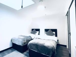 Burmer Central Bliss: Modern 3BR1BA, Full Kitchen