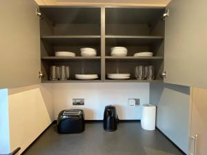 Burmer Central Bliss: Modern 3BR1BA, Full Kitchen