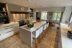 Large 4 bed house in Malmesbury, great for big families - Charlton