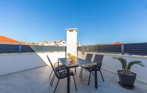 Beautiful Apartment In Okrug Gornji