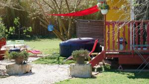 B&B / Chambres d'hotes MAS MAURANE-Roulotte avec SPA prive aux portes d'ARLES : photos des chambres