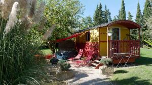 B&B / Chambres d'hotes MAS MAURANE-Roulotte avec SPA prive aux portes d'ARLES : photos des chambres