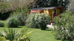 B&B / Chambres d'hotes MAS MAURANE-Roulotte avec SPA prive aux portes d'ARLES : photos des chambres