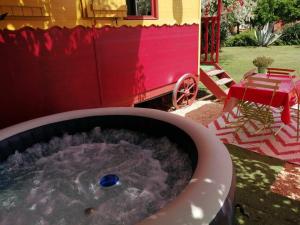 B&B / Chambres d'hotes MAS MAURANE-Roulotte avec SPA prive aux portes d'ARLES : photos des chambres