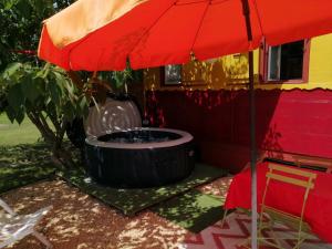 B&B / Chambres d'hotes MAS MAURANE-Roulotte avec SPA prive aux portes d'ARLES : photos des chambres
