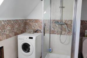 Les Hirondelles et la glycine