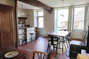 Les Hirondelles et la glycine