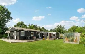 4 Bedroom Awesome Home In Glesborg - Fjellerup Strand