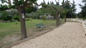 B&B / Chambres d'hotes MAS MAURANE-Roulotte avec SPA prive aux portes d'ARLES : photos des chambres