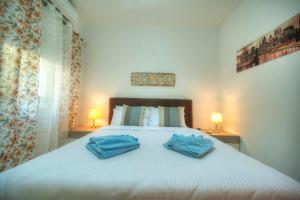 Modern, large 3bedroom, spectacular views GOSLM-9