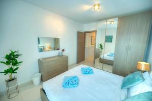 Modern, large 3bedroom, spectacular views GOSLM-9