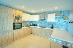 Modern, large 3bedroom, spectacular views GOSLM-9