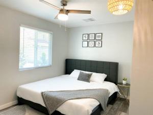 Stylish Cozy Townhouse with King Bed & Parking Near Arizona State University, Mill Avenue & Tempe Downtown