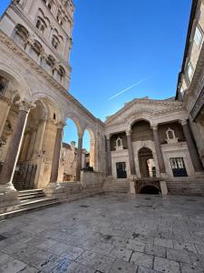 Largo apartment in the heart of Diocletian palace