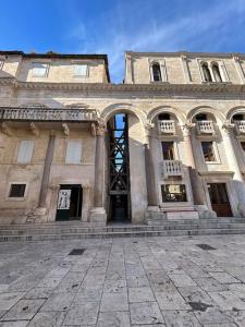 Largo apartment in the heart of Diocletian palace