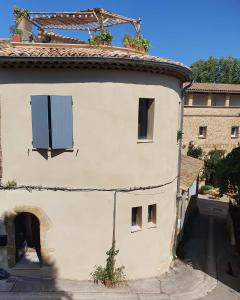 LExquishette de Lourmarin, un nid sur les toits.