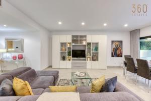 Designer, luxurious 3BR home in Pender Gardens by 360 Estates