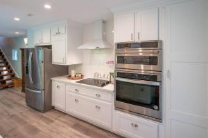 Hillside Hideaway- Container Home in Blowing Rock (4 miles from Appalachian Ski Mountain)