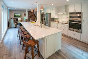 Hillside Hideaway- Container Home in Blowing Rock (4 miles from Appalachian Ski Mountain)