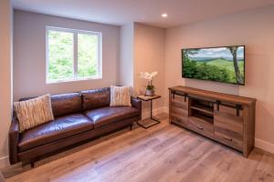 Hillside Hideaway- Container Home in Blowing Rock (4 miles from Appalachian Ski Mountain)