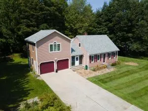 14mi to Mt. Snow! Arcade, Private Suite, King Bed! - Halifax