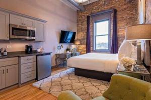 Hip Urban Loft - Small Town Charm -124 LOFTS #3