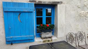 La Maison Bleue de Husseau Ancienne ferme semi-troglodytique 18e siècle