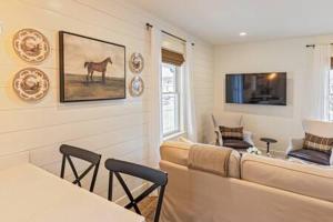 Downtown Luxury Farmhouse Apartment #2
