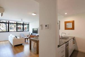 Treetops Erskineville Apartment w Parking & Aircon