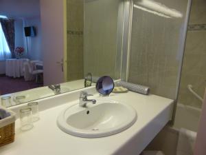 Hotels Logis - Hostellerie & Restaurant Saint Louis : photos des chambres