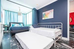 Downtown ATL Condo Walk Score 78 w Free Parking LM1104