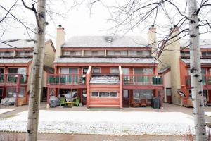 Moguls, Lofted Ski in Ski Out with Hot Tub Access