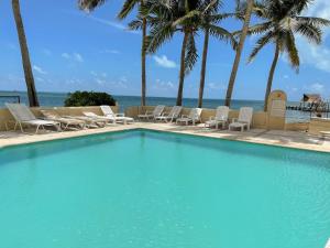 4BR Beachfront Beautiful Apartment with Pool