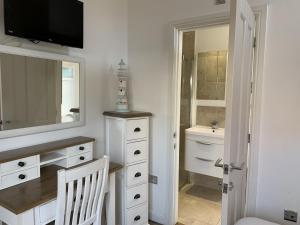 Sophies, The Bay, 2 bedrooms with ensuites, parking with EV point, 2 dogs welcome