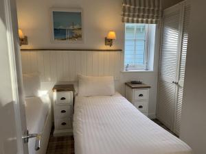 Sophies, The Bay, 2 bedrooms with ensuites, parking with EV point, 2 dogs welcome