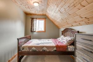 Whiskey Jack, 4 Bedroom Cabin with Outdoor Firepit