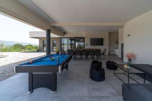 NEW! Luxury Villa Madre with 5 en-suite bedrooms, heated 72sqm Mineral pool, Whirlpool, outdoor Gym, 