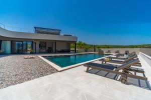 NEW! Luxury Villa Madre with 5 en-suite bedrooms, heated 72sqm Mineral pool, Whirlpool, outdoor Gym, 