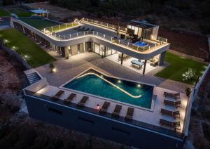 NEW! Luxury Villa Madre with 5 en-suite bedrooms, heated 72sqm Mineral pool, Whirlpool, outdoor Gym,