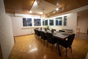 Villa Mänty 200 m2 Arkkitehdin suunnittelema kaupunkikoti rauhallinen sijainti Sauna autokatos