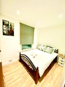 One Bedroom Apartment Queens Park In Central London