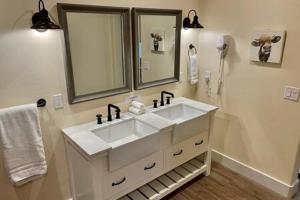 Crazy Cow Private HOT TUB BBQ Sleeps 2