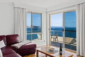 Seaside Serenity: Panoramic Waterfront Retreat - Tranmere