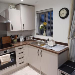 2 Bed House Sleeps 4 - Private Garden Parking